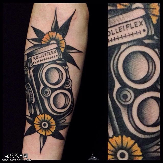 手臂上的望远镜纹身图案