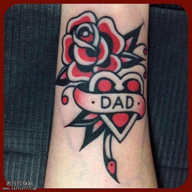 手臂上一朵玫瑰纹身图案