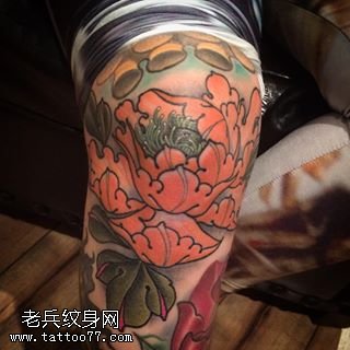 膝盖的牡丹纹身图案