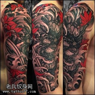 肩部菊花里的狮子纹身图案