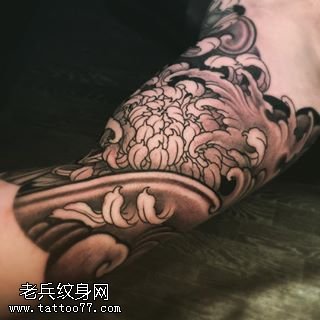 手臂黑灰菊花纹身图案