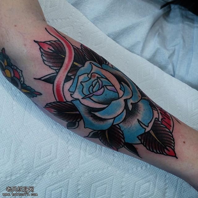 手臂蓝玫瑰纹身图案