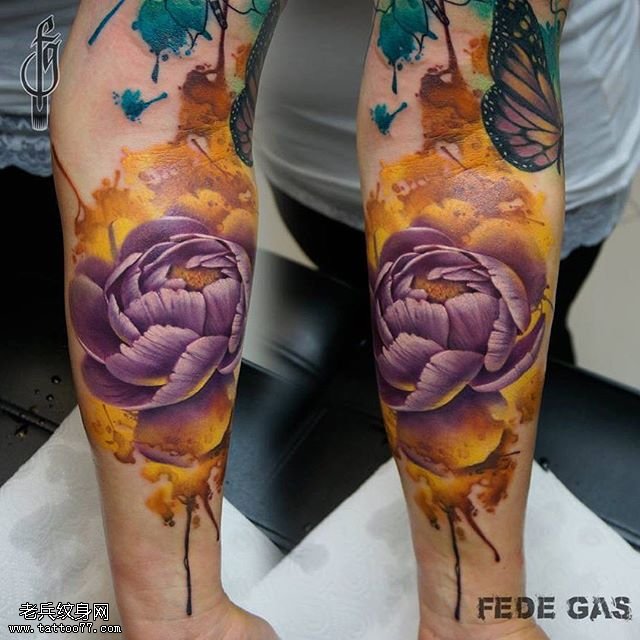 手臂紫色的郁金香纹身图案