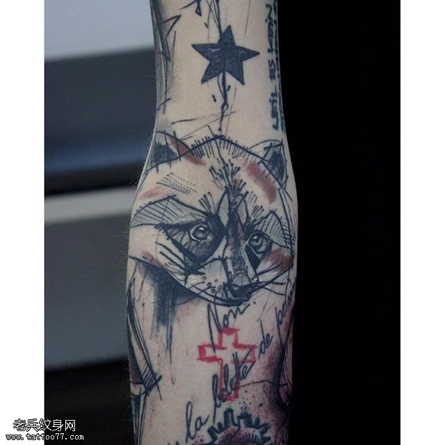 手臂的点刺的小熊纹身图案