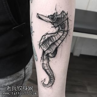 手臂点刺的小翼龙纹身图案