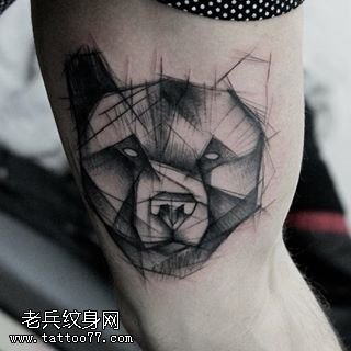 腿部点刺的小熊纹身图案