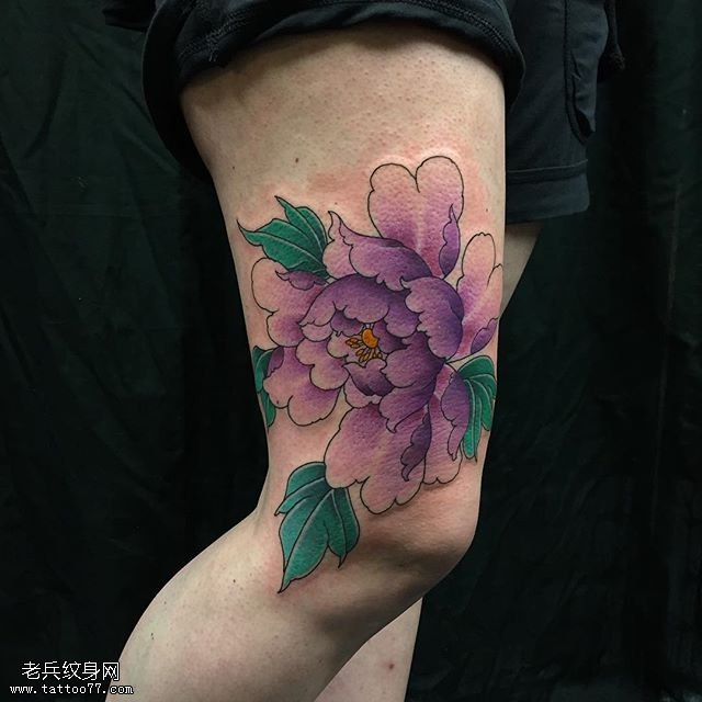 大腿的紫牡丹纹身图案