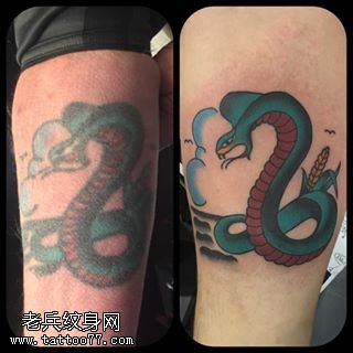 腿部的青蛇纹身图案
