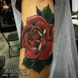 手臂经典的荆棘玫瑰纹身图案