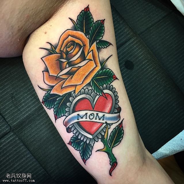 手臂一只黄玫瑰纹身图案