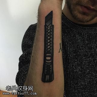 手臂的美工刀纹身图案