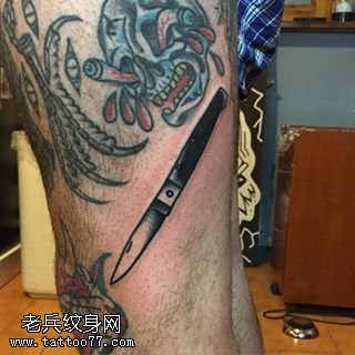 腿部的小刀纹身图案