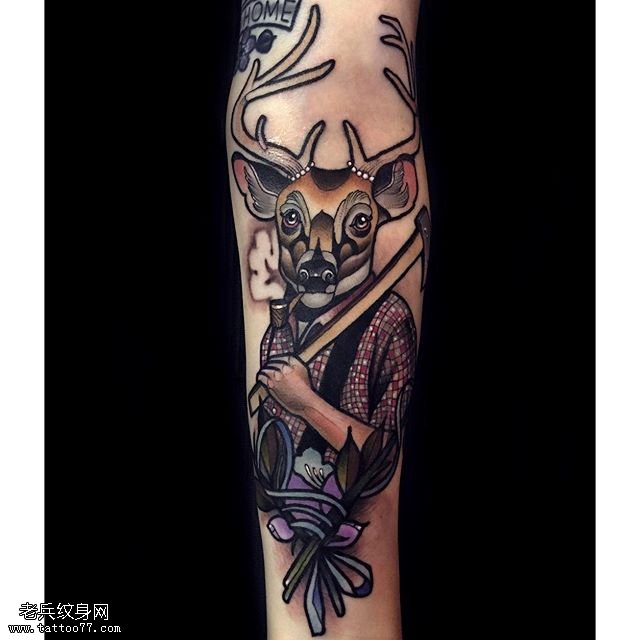 手臂的抽象鹿纹身图案