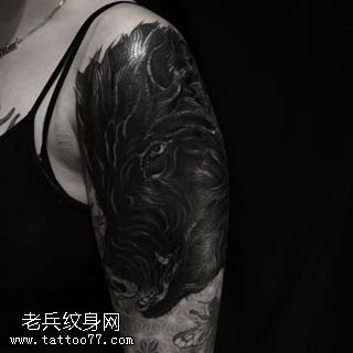 肩膀的黑豹纹身图案