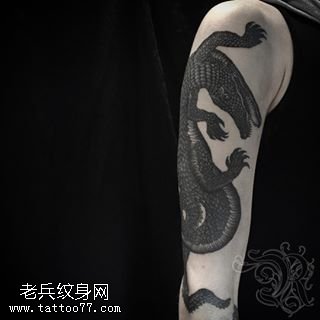 腿部的鳄鱼纹身图案