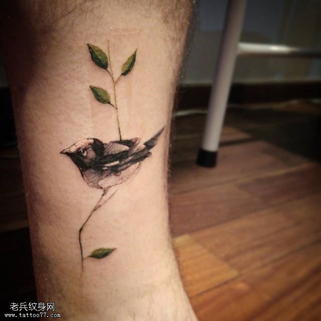 腿部的鸟儿纹身图案