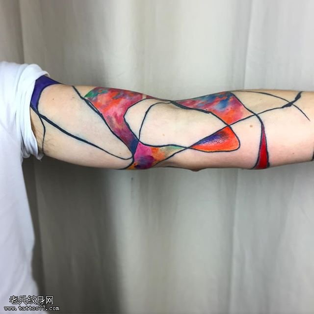 手臂水彩的图腾纹身图案