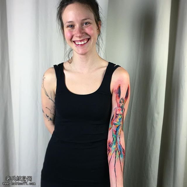 手臂的水彩美女纹身图案