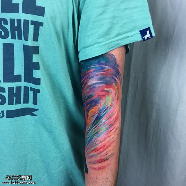 手臂水彩涂鸦纹身图案