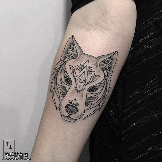 手臂点刺的狼纹身图案