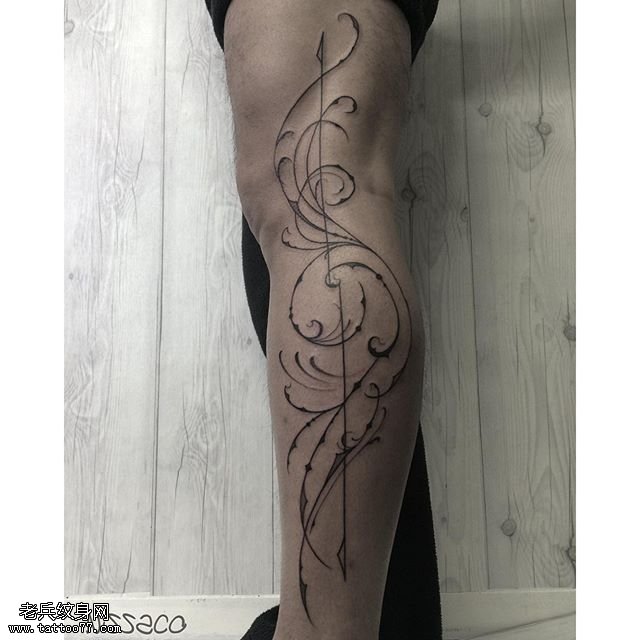 腿部点刺线条花纹身图案