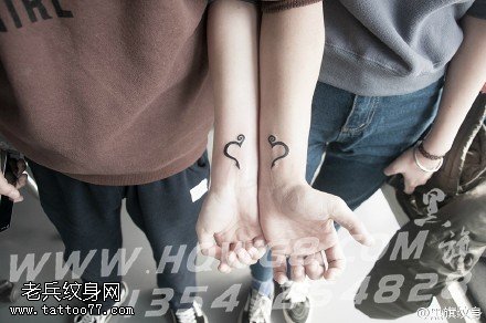 情侣手腕上的小图腾纹身图案