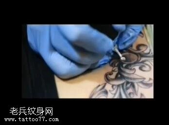 美女腹部遮盖剖腹产疤痕纹身视频