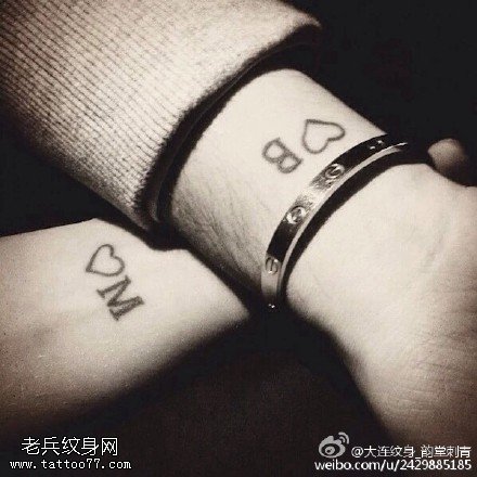 手腕上的字母心纹身图案