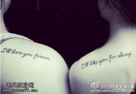 情侣肩膀的字符纹身图案