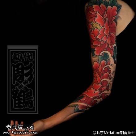 经典的牡丹花臂纹身图案