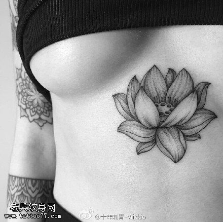胸部经典的莲花纹身图案