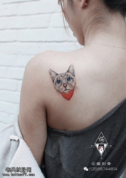 肩部的小猫头纹身图案