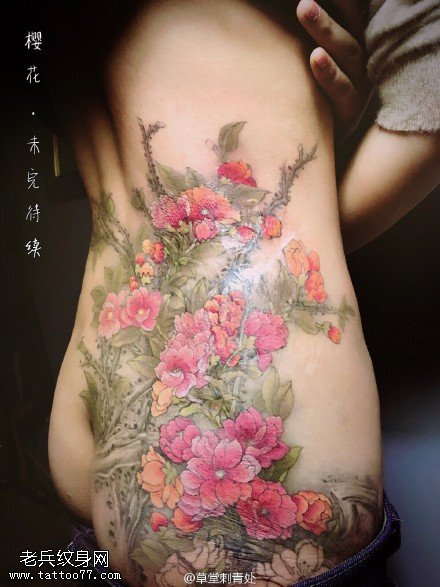 臀部经典花卉纹身图案