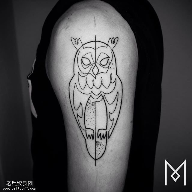 肩部点刺的猫头鹰纹身图案