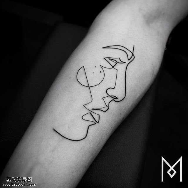 手臂点刺的人面纹身图案