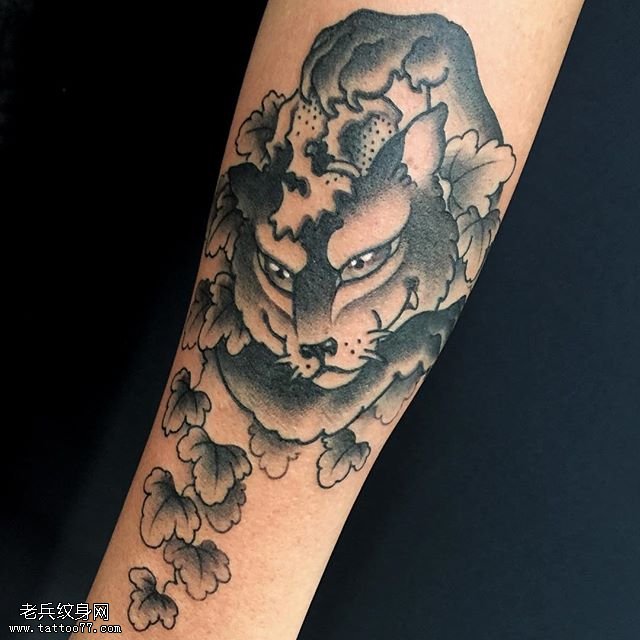 手臂黑灰点刺豹子纹身图案