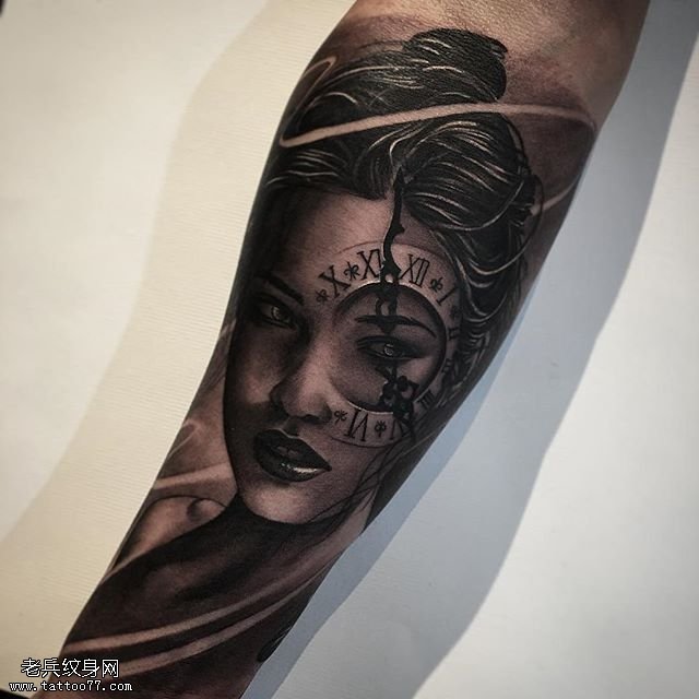 美女脸上的罗马表纹身图案