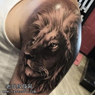 肩部的大狮子纹身图案