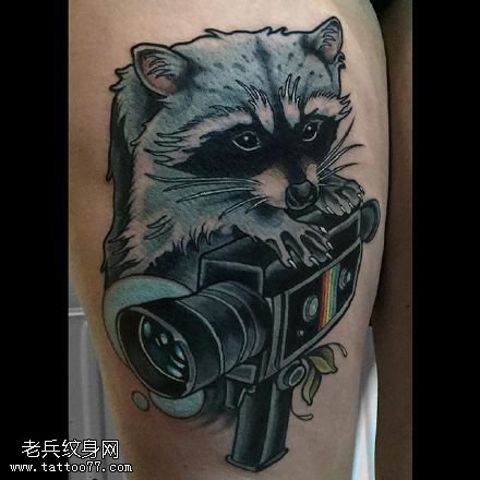 大腿的小松鼠纹身图案
