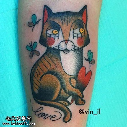 手臂上彩绘猫咪纹身图案