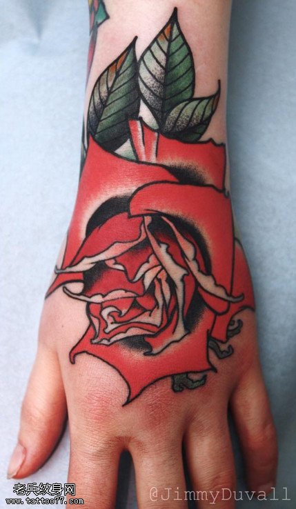 手面上荆棘的玫瑰纹身图案
