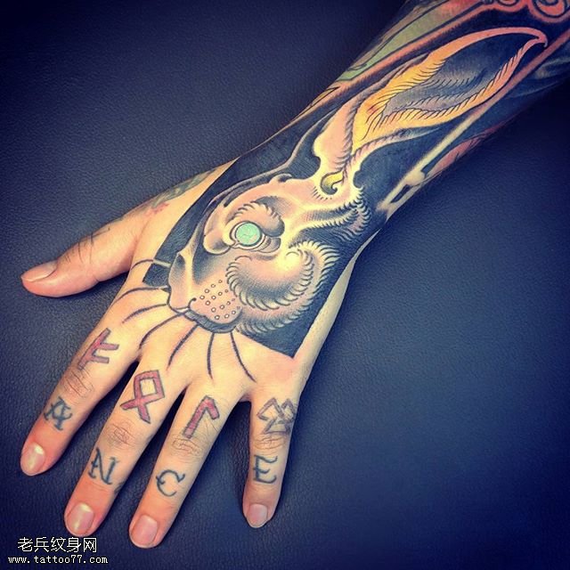 手臂的大兔耳朵纹身图案