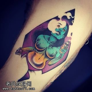 手臂吐烟的美女纹身图案