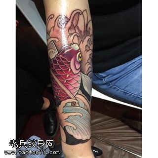 手臂的红锦鲤纹身图案