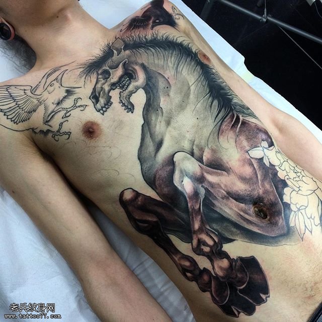 个性的骷髅头马纹身图案