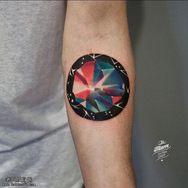 手臂上的星空纹身图案