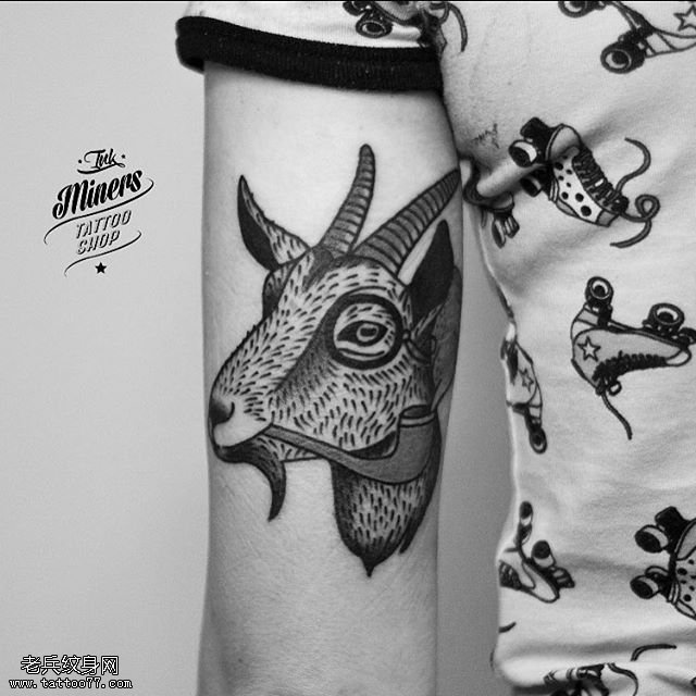 手臂点刺的羊头纹身图案