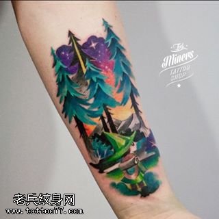 手臂水彩的松树纹身图案