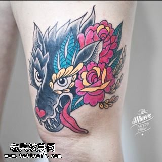 胳膊上的黑豹头纹身图案