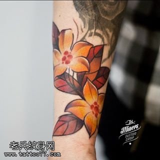 手腕上水彩的花卉纹身图案